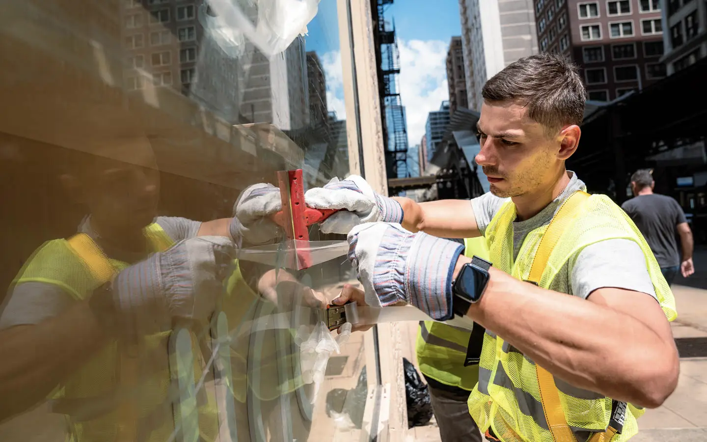 Get Commercial Window Tint Removal in Chicago: Fast, Clean, and Efficient